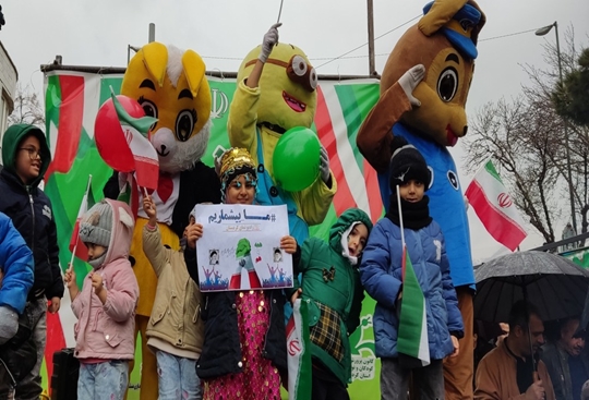 همزمان با برگزاری راهپیمایی سالگرد انقلاب اسلامی در سنندج، کانون پرورش فکری کودکان و نوجوانان استان کردستان با برنامه‌های فرهنگی، هنری و مشارکت گسترده کارکنان و اعضا حضوری منسجم ثبت کرد.